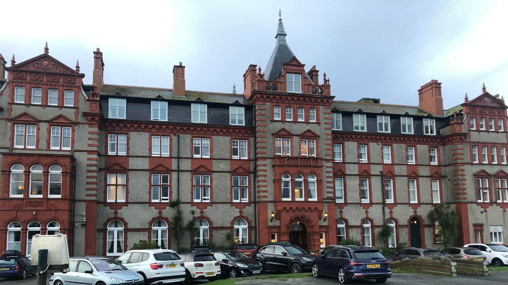 Front of the Headland Hotel in Newquary, Cornwall from the parking lot.
